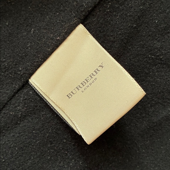 Burberry Black Brittany Raincoat with Plaid Lining and Detachable Warmer - Picture 11 of 12